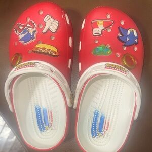 Crocs Unisex-Child Sonic The Hedgehog Classic Clogs, Kids SZ J2